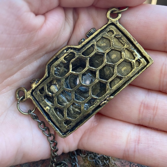 Vintage style Camera necklace - Picture 2 of 5